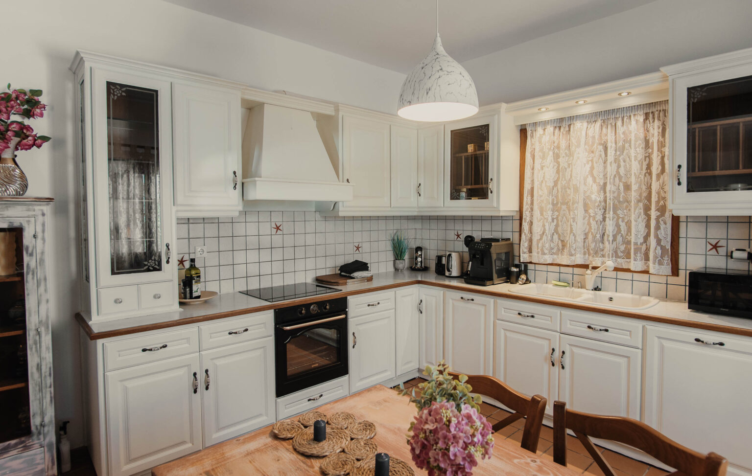 Fully equipped main kitchen